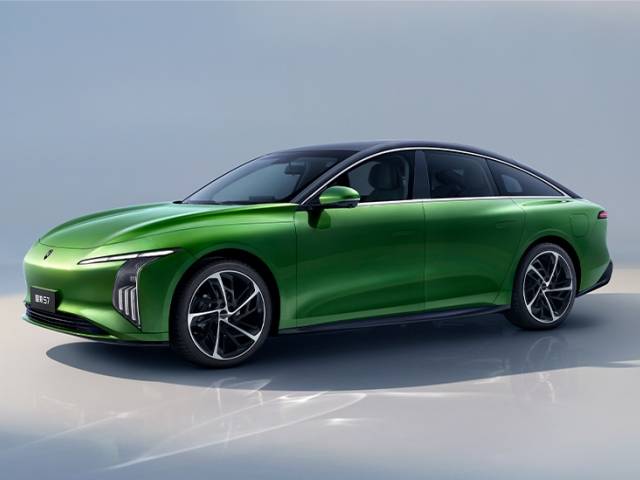 Forthing S7 Luxury sed&aacute;n el&eacute;ctrico verde, vista trasera